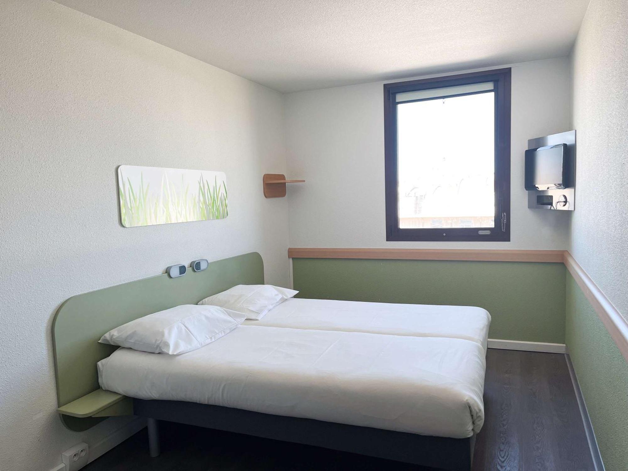Ibis Budget Nimes Centre Gare Екстериор снимка
